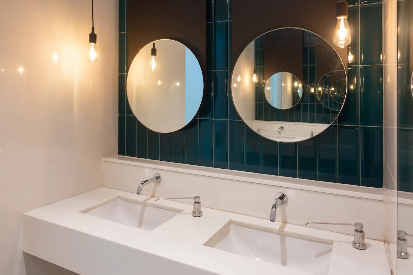 Illustration de salle de bain par DV Cuisine, cuisiniste à Bretignolles-sur-Mer