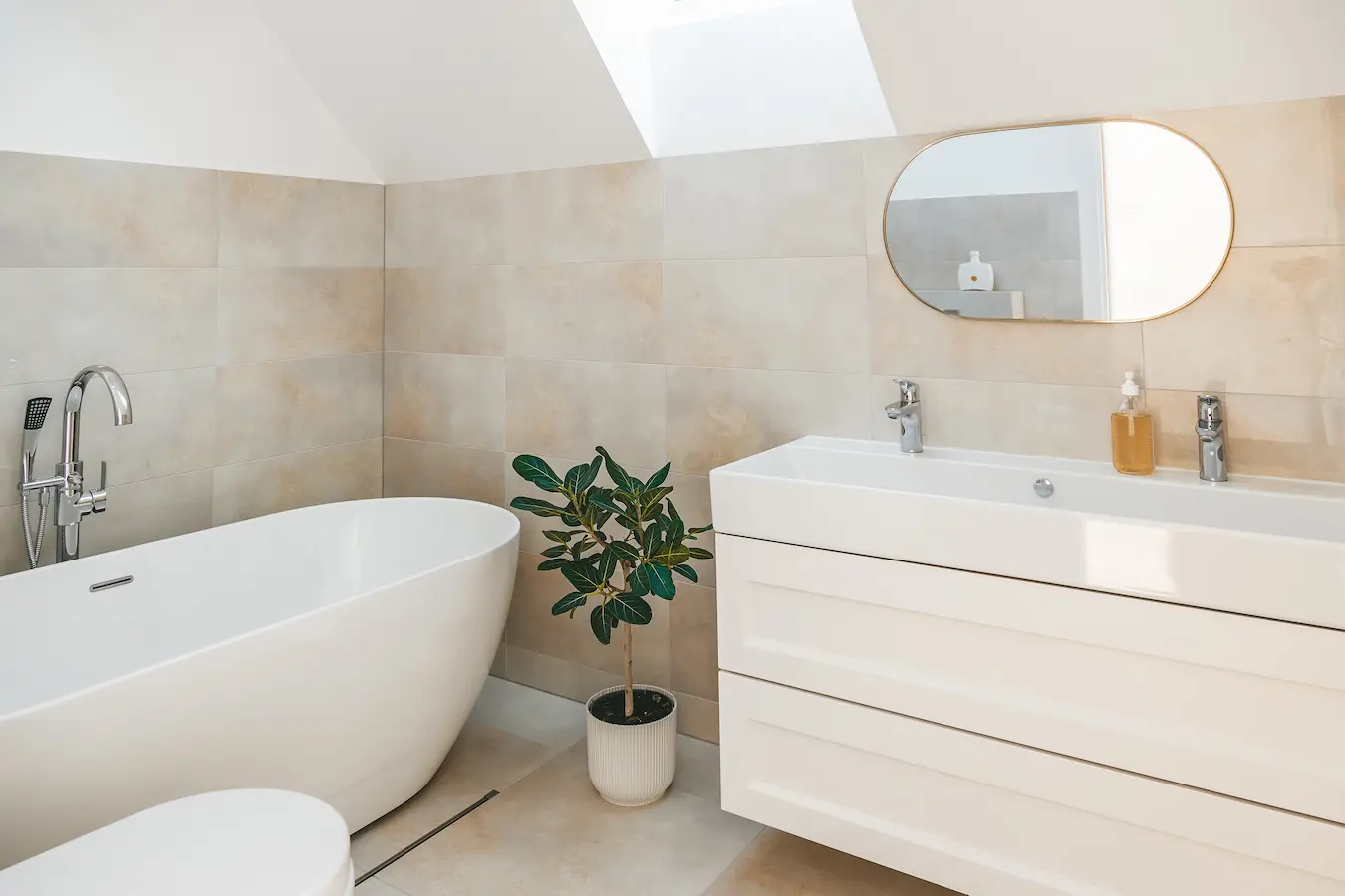 Illustration de salle de bain par DV Cuisine, cuisiniste à Bretignolles-sur-Mer